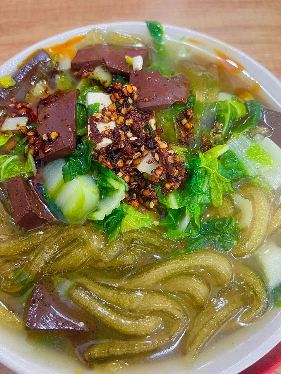 河南安阳扁粉菜 扁粉菜以粉条做主料,配以青菜,豆腐,猪血等,在一口大