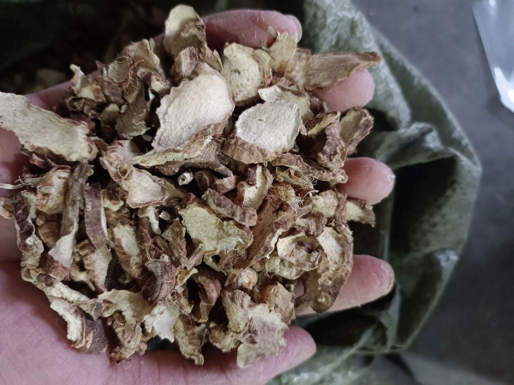 石菖蒲的功效与作用【副作用及禁忌】 石菖蒲属于开窍药,它的功效很