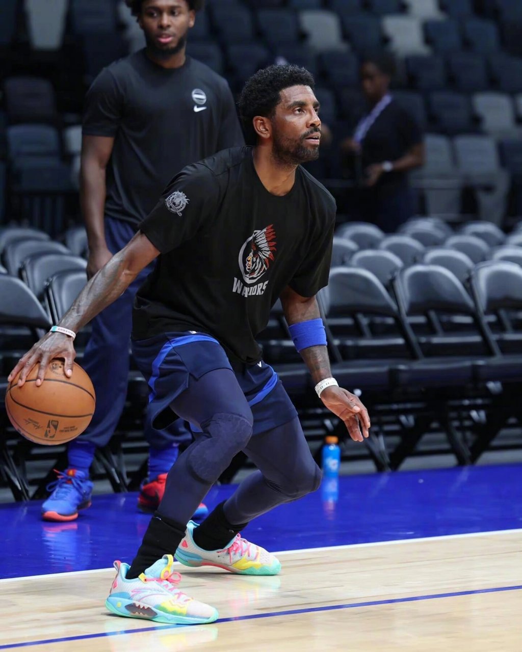 今天,我们要聊聊一双吸睛无数的篮球鞋 —— 欧文上脚狂潮5 pro万圣节