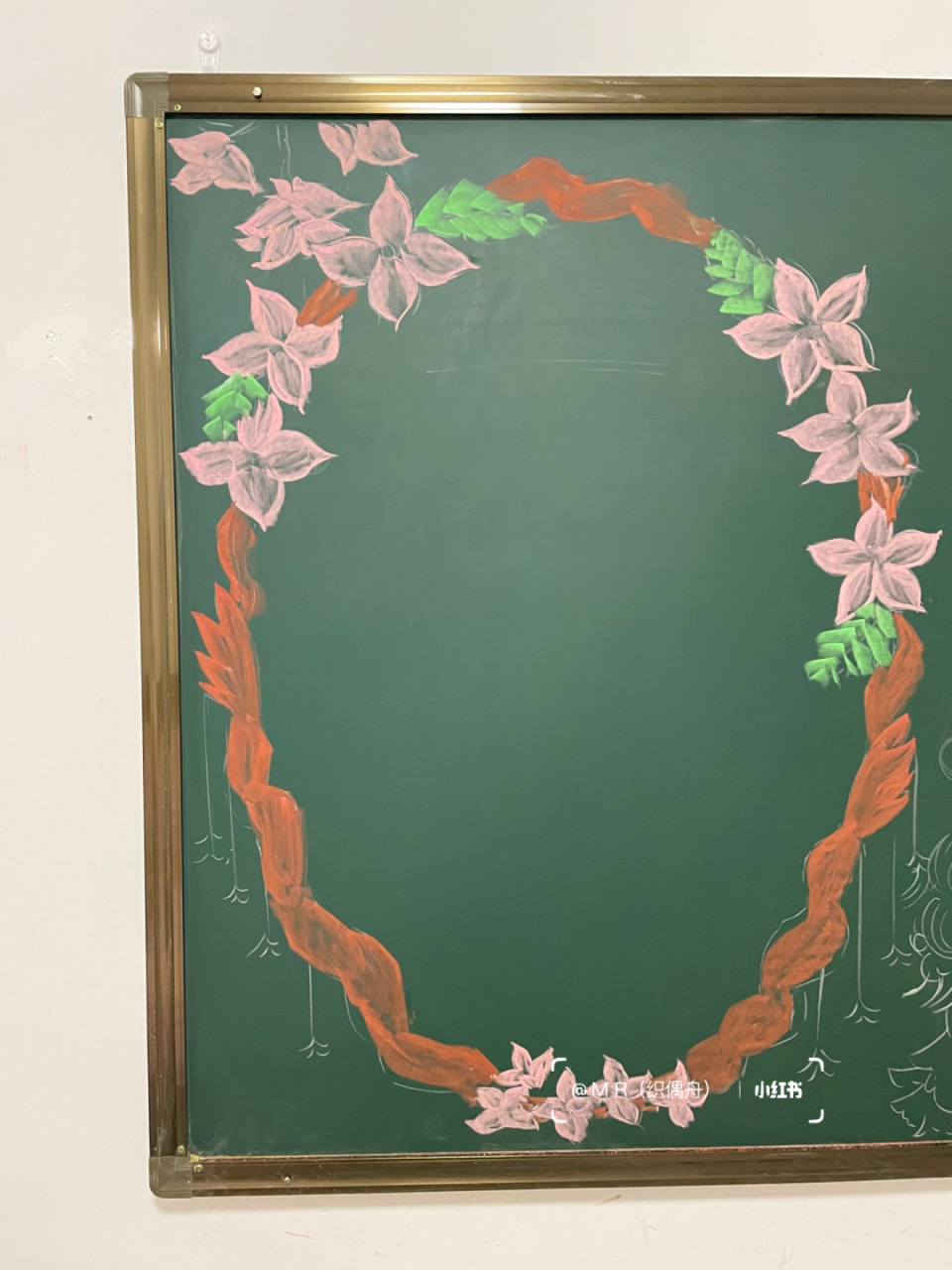 粉笔画(森系黑板报边框设计) 是森系黑板报边框呀 #会动的春天# #粉笔