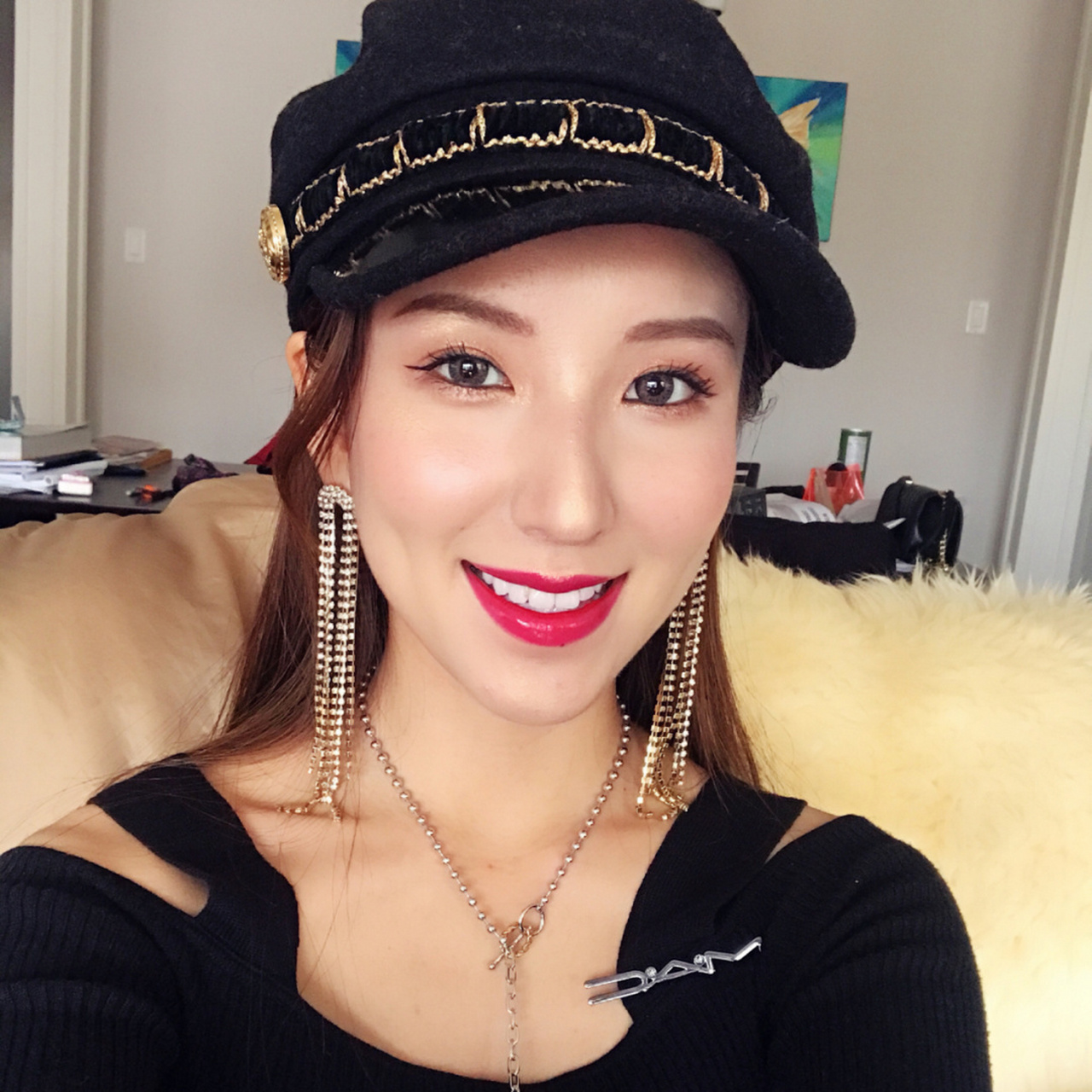 高光:beaming blush. 腮红:sweet enough. 口红棒棒糖:vernishly red.