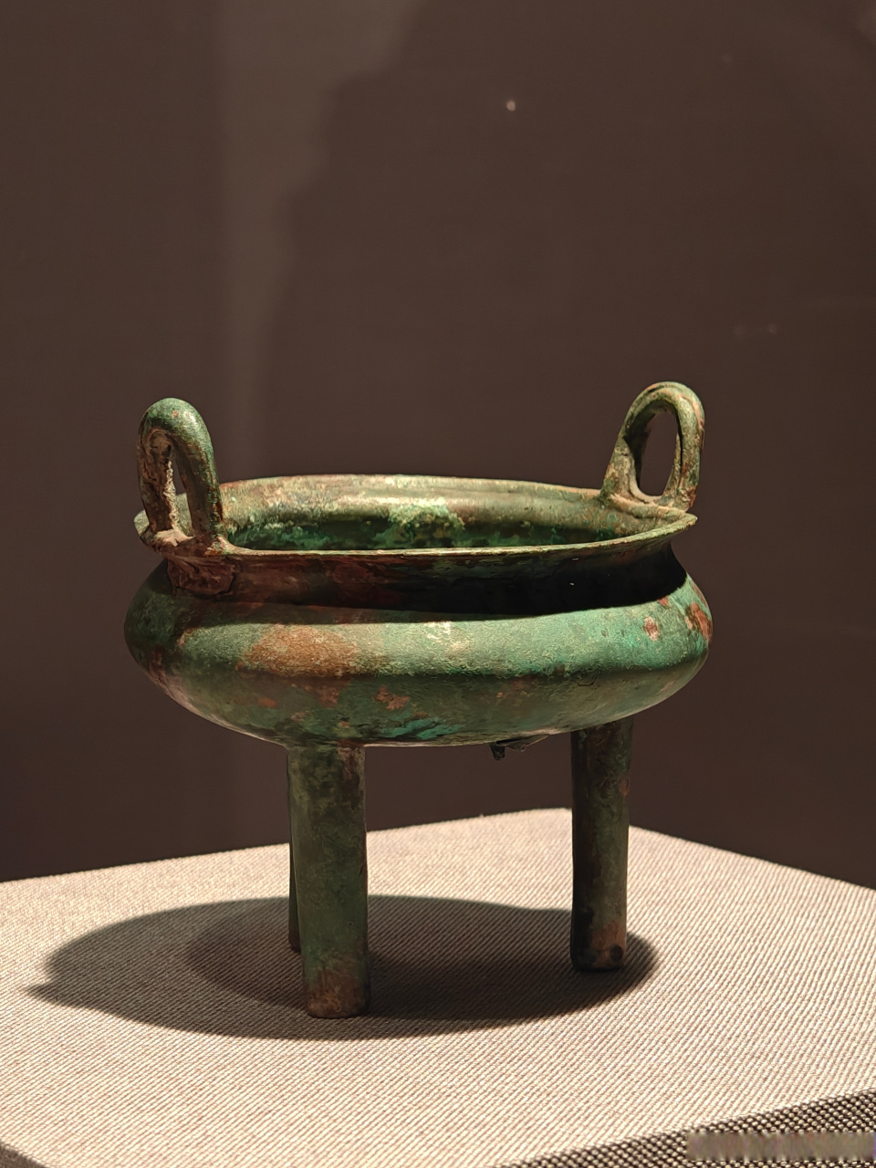 【霸业·文物赏析】  >> 西周 浅腹高柱足鼎,山西省绛县横水墓地3250