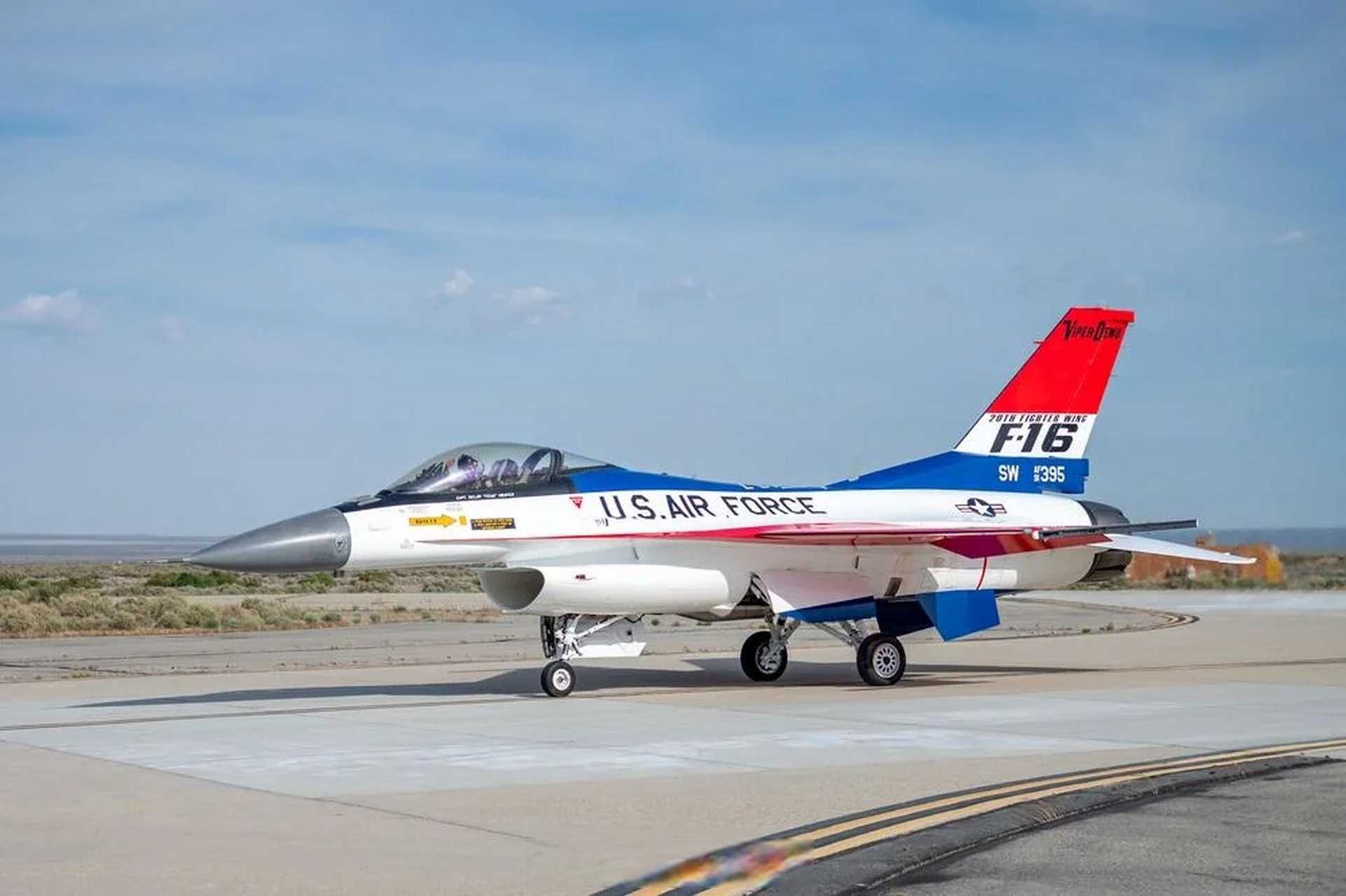 趣聊军事圈# 纪念f-16战斗机诞生50周年的yf-16试飞涂装