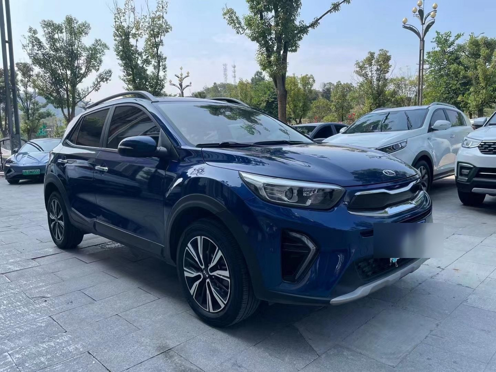 最新拿下一台极品车 20年起亚kx1,自动带天窗,一手户,车内还有小美女