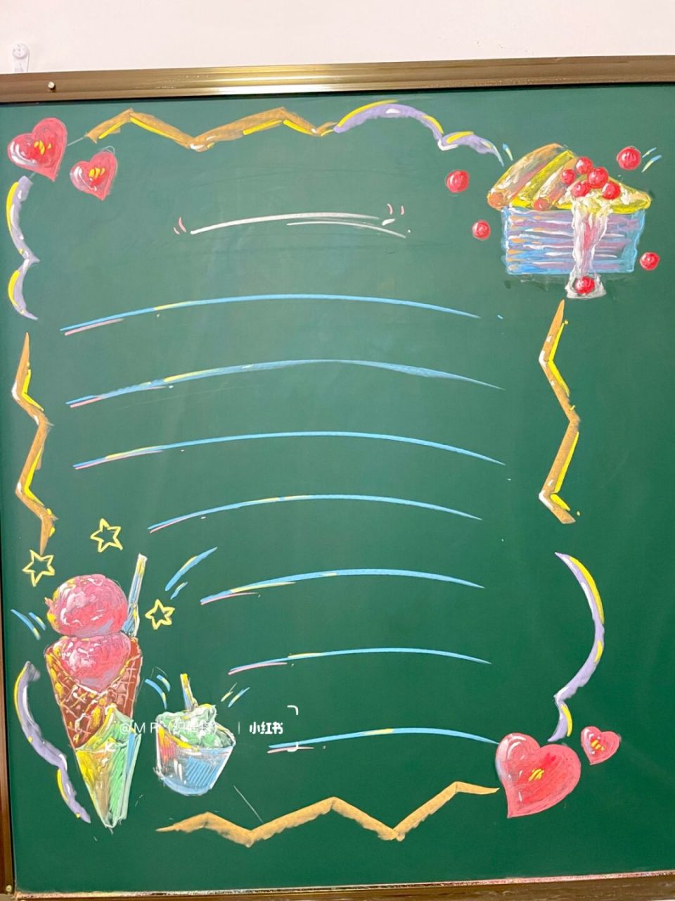 冰淇淋黑板报边框哦  #有点离谱但合理# #粉笔画# #黑板报素材# #黑板