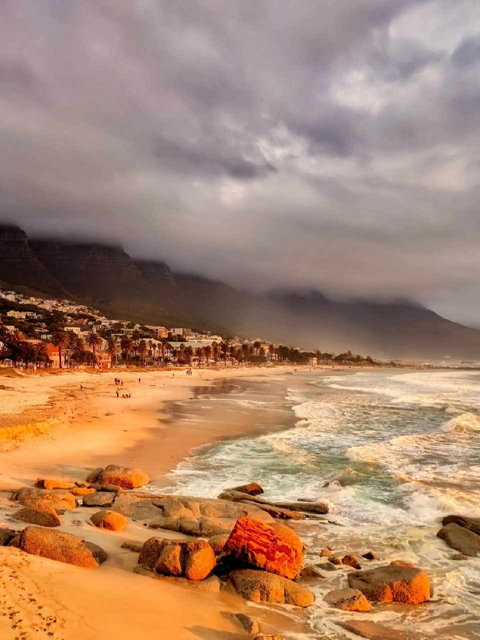 南非有三个首都:开普敦(立法首都);比勒陀利亚(行政首都);布隆方丹