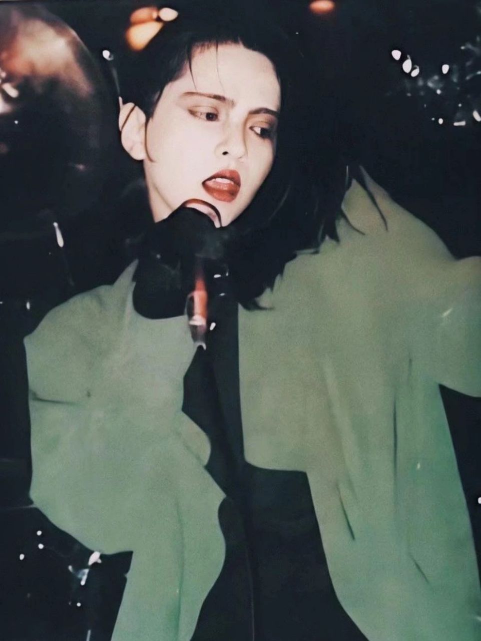 日本国宝级摇滚男歌手 hyde,本名"宝井秀人",1969年1月29日出生于日本