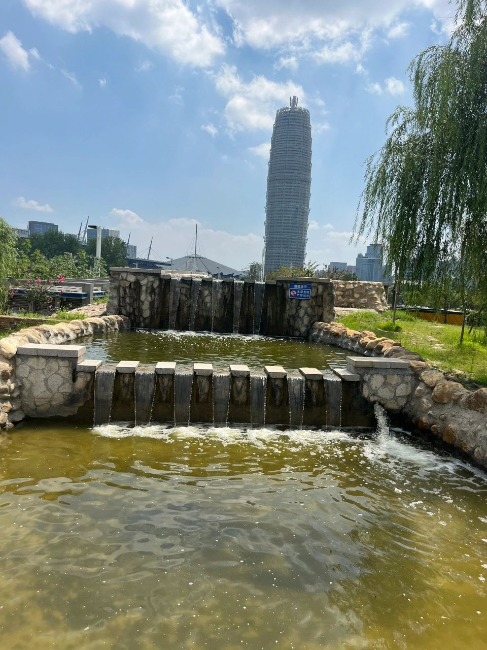 前几天带孩子去东区cbd附近玩,顺便来湿地公园转一圈,这也是东区道舷