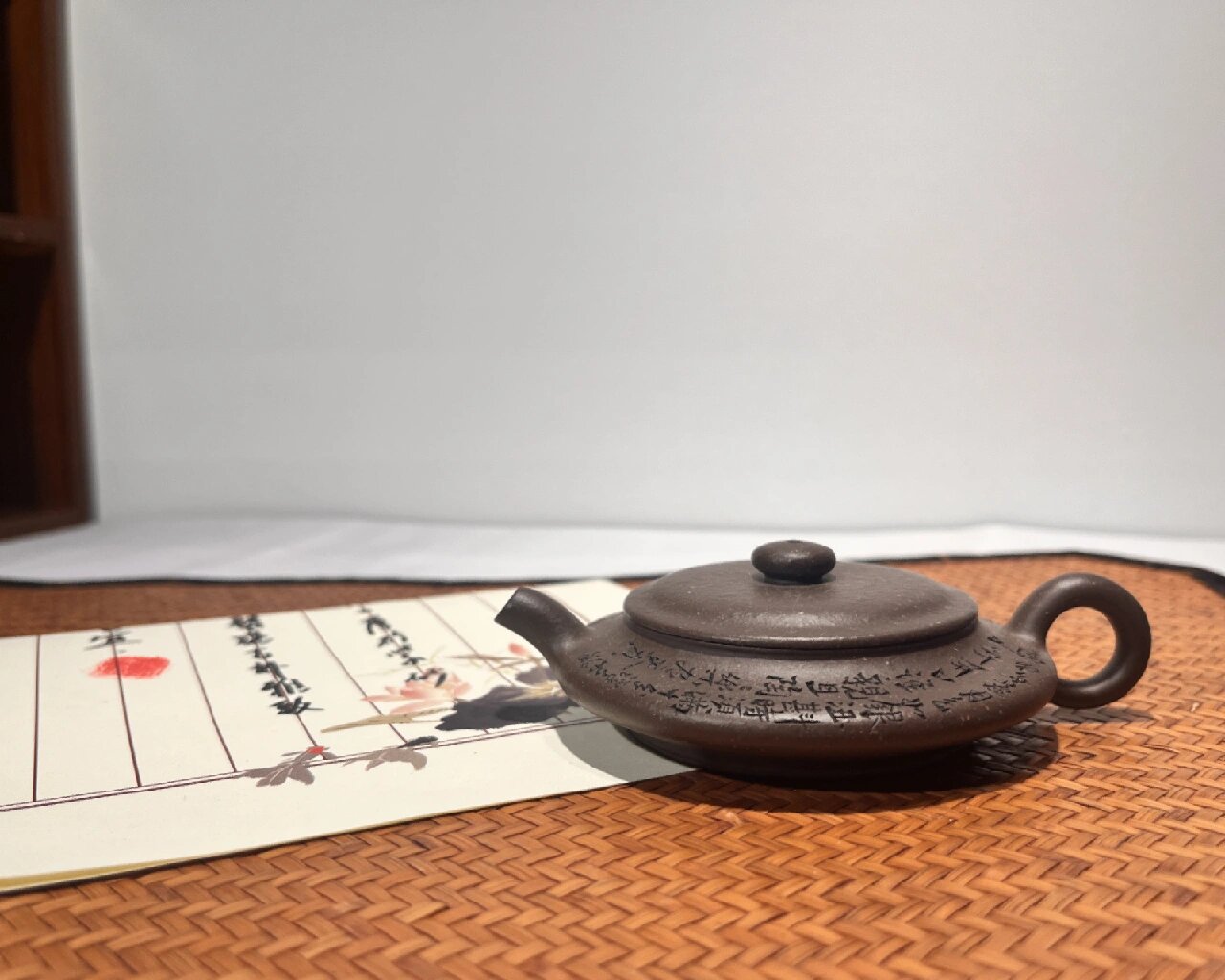 虚扁壶紫砂壶 	 容量80cc老紫泥手作 	 慕古时大彬虚扁壶,厚度仅2cm