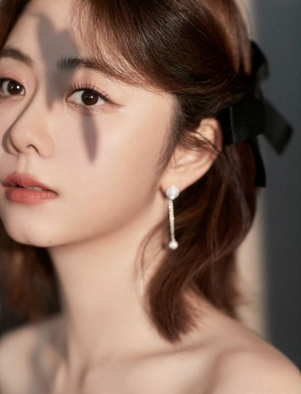 谭松韵蓝色抹胸花朵裙# 谭松韵seven 身着蓝色抹胸花朵裙亮相上海