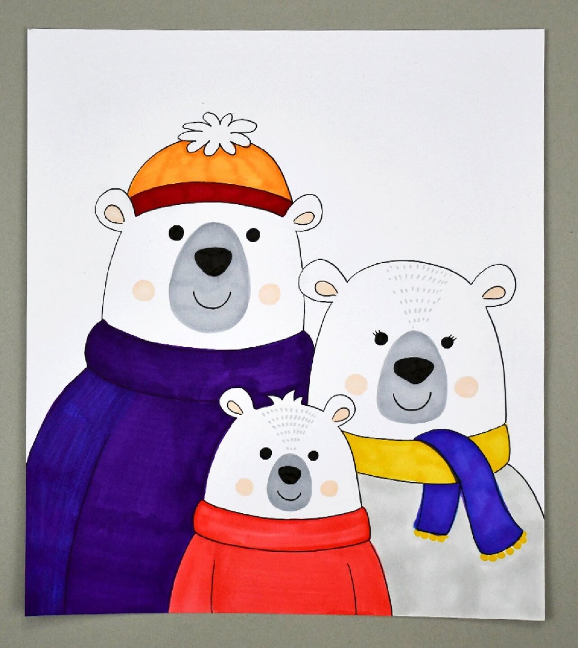 初步了解北极熊的生活环境和外形特征,激发小朋友们的绘画兴趣,培养小