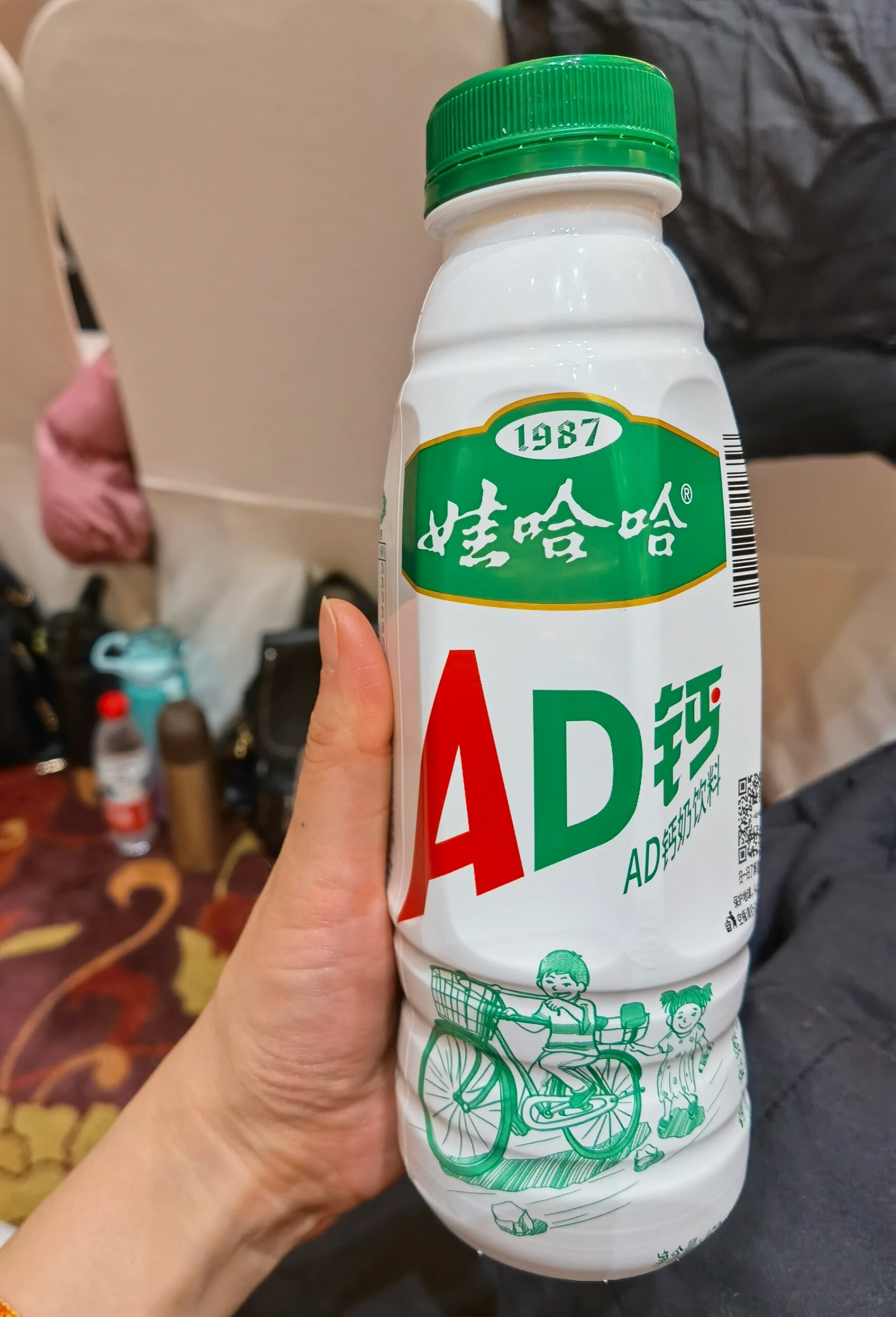 刚刚买了一瓶从小喝到大的娃哈哈ad钙奶,还是从前的味道～
80后逃不过