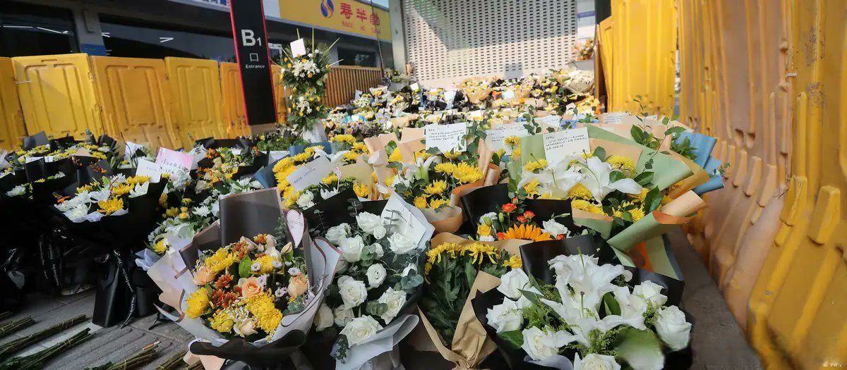 2021年7月,郑州地铁沙口路站外摆满了吊唁因洪水灌入车厢遇难者的鲜花
