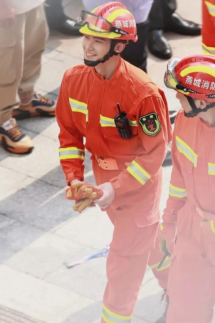 杨洋和王子奇都演过消防员,应该让王楚然来评评谁更像98