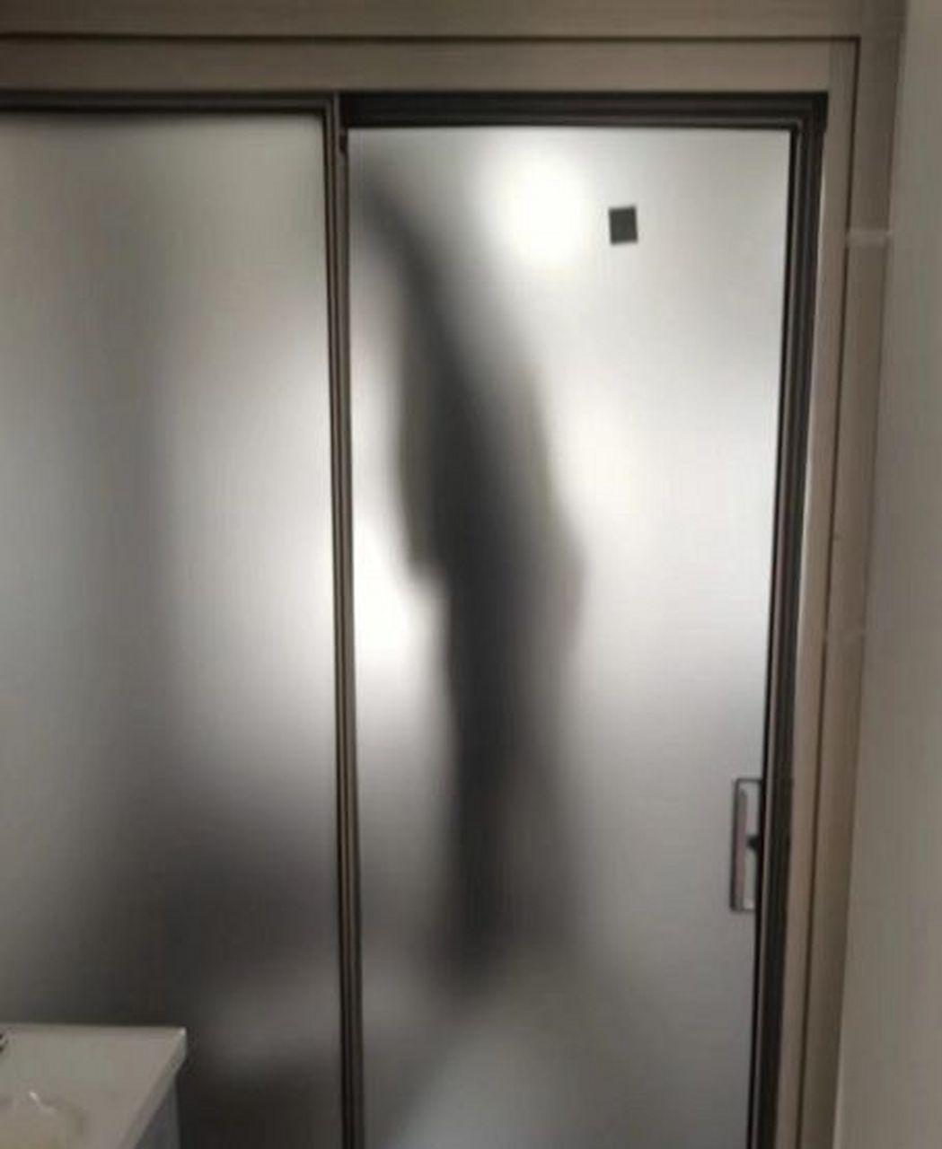 卫生间的油砂玻璃,洗澡就像皮影戏好尴尬!