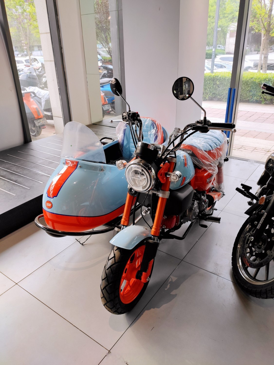 进去转了转,有个gulf涂装的迷你挎斗还挺有意思,别看车小,边斗几乎