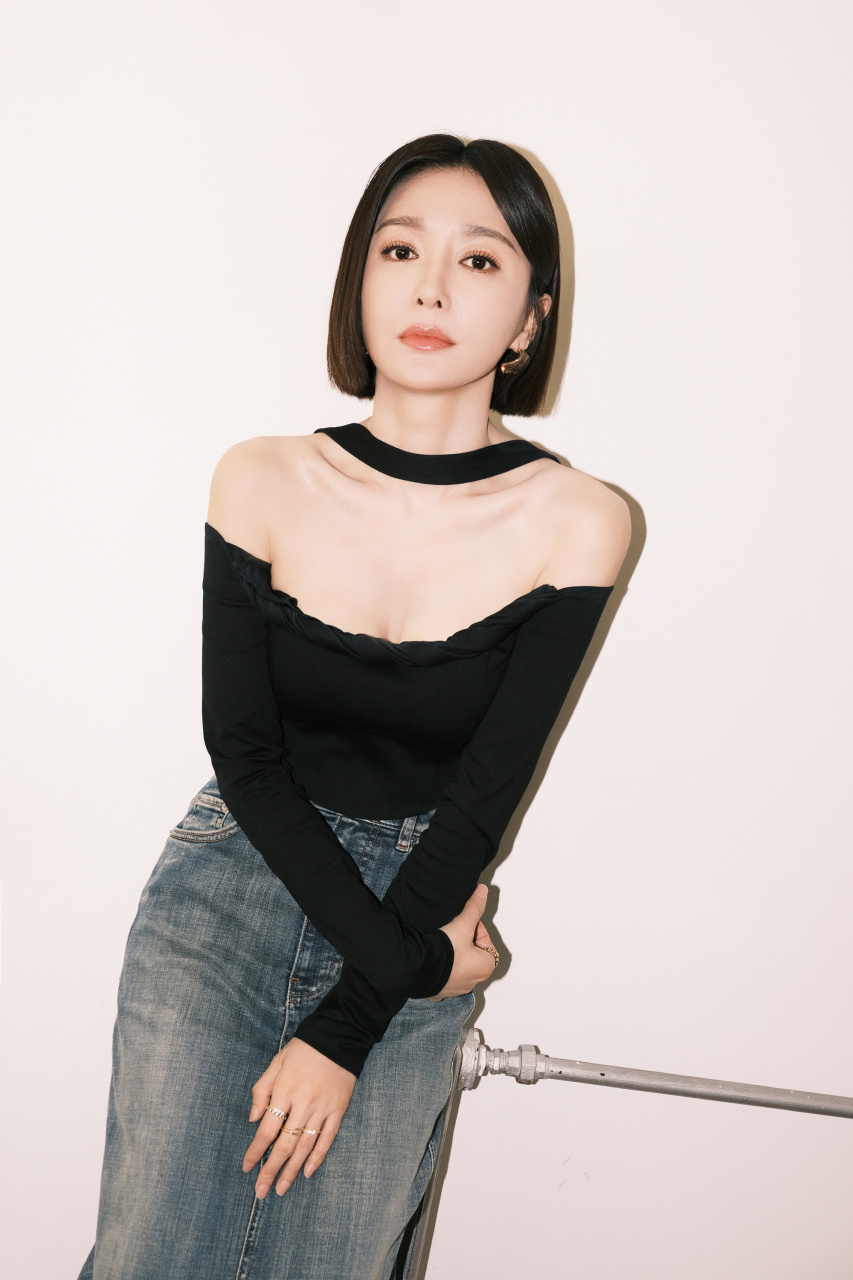 秦岚短发,黑色吊带牛仔,精致迷人