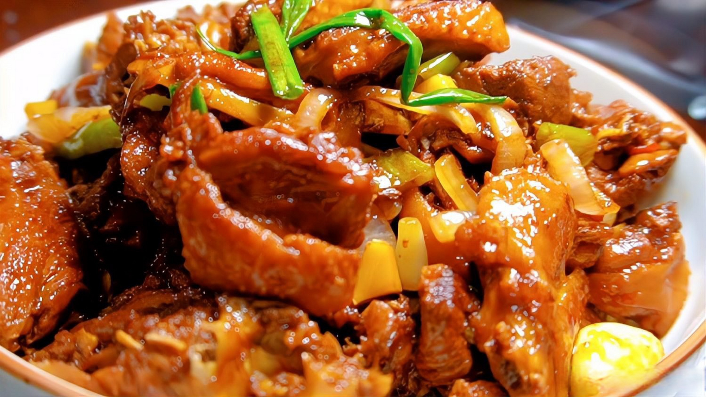 这篇视频很有意思《秘制干锅啤酒鸭,鲜香入味,回味无穷,太好吃了》