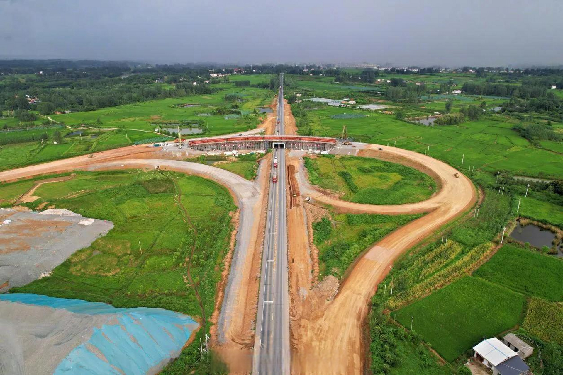 【沿大别山高速明鸡段吴家店互通a匝道桥完成一次性浇筑施工】8月3日