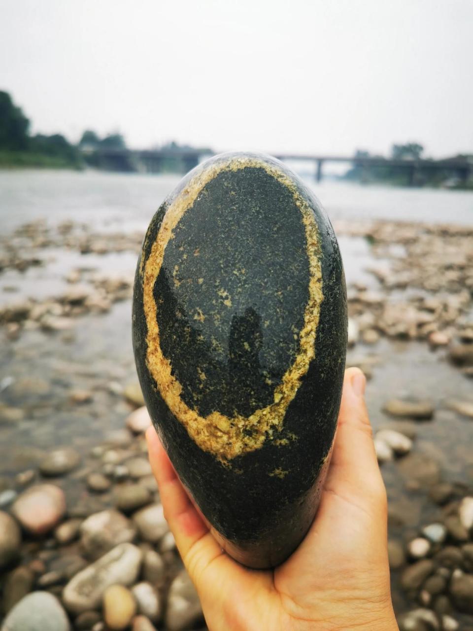 放下红尘的石头 作者:六公里  佛曰:赐你三生三世,不如取走一条大河