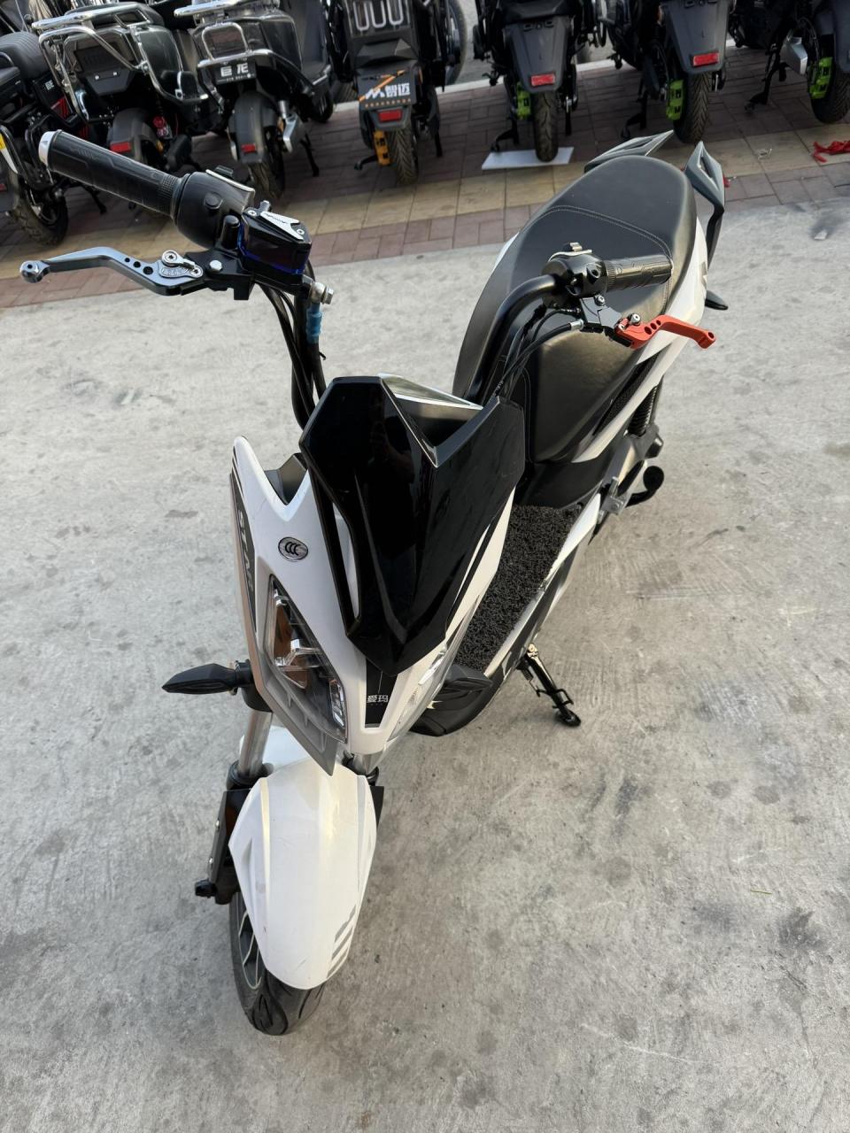 爱玛极客电动车,成色如图,60伏电池,电池很好,还有半年质保