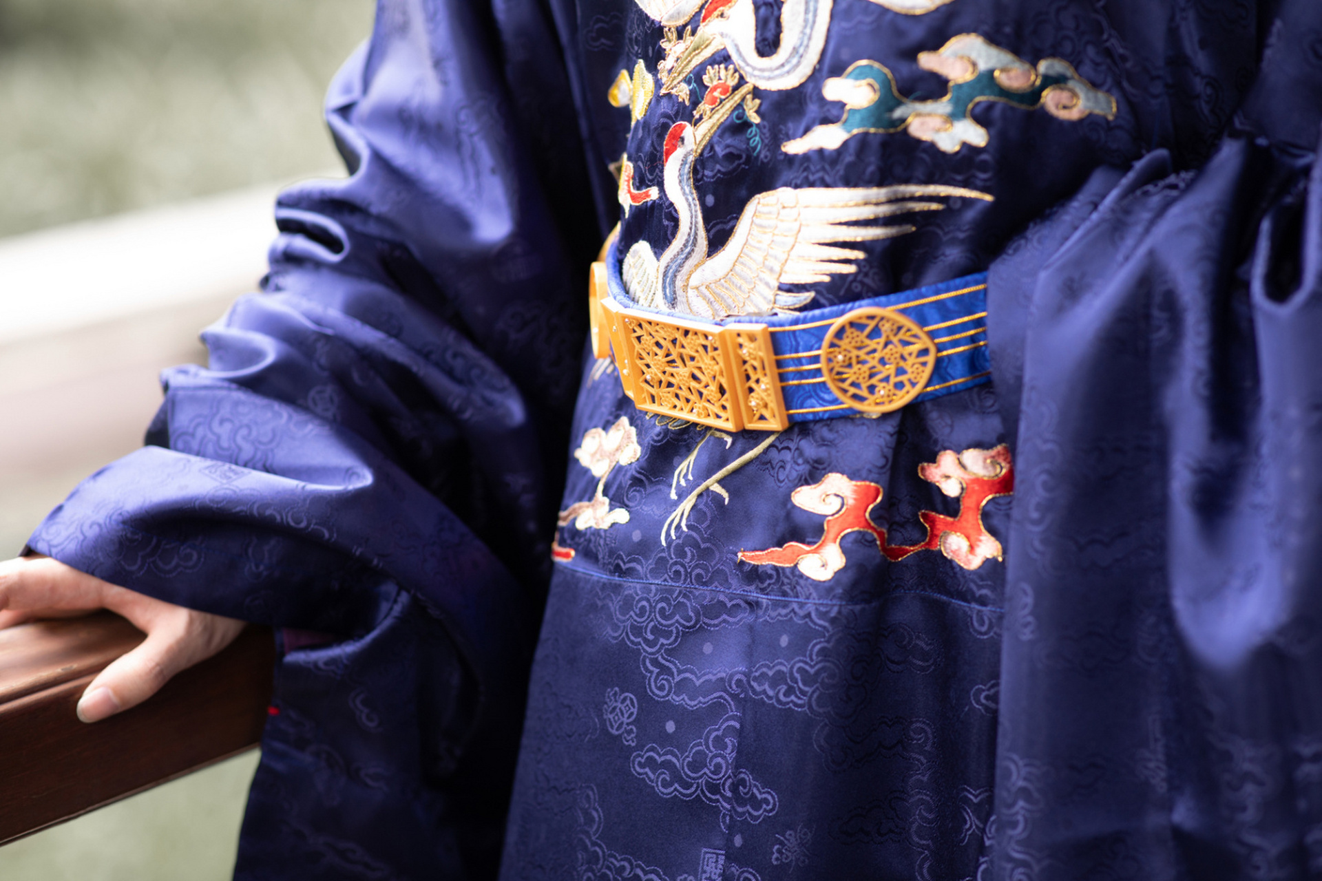 汉服穿搭|明朝后期官员官服穿搭 蓝色锻地缀盘金双鹤尖摆圆领袍