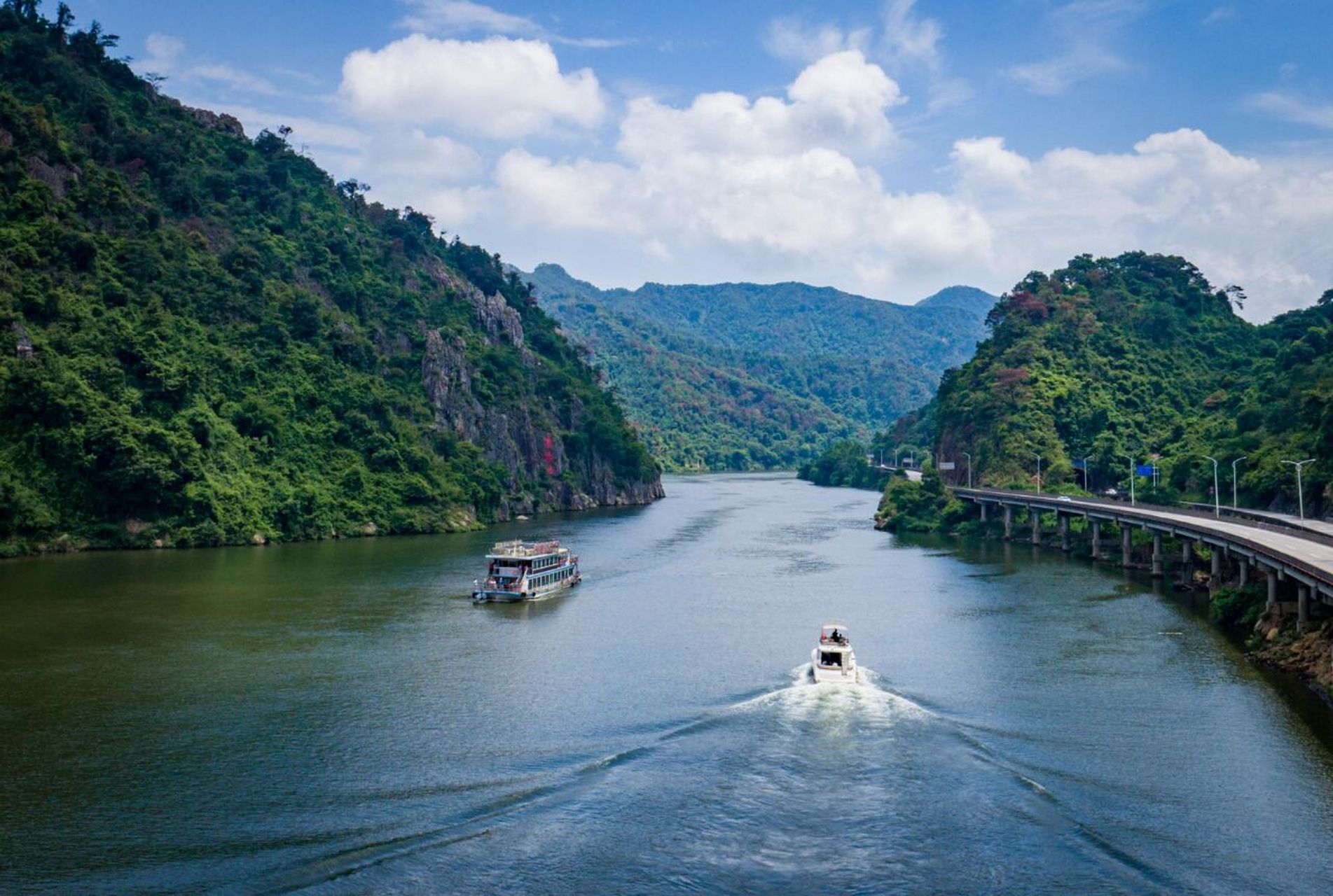 打卡北江小三峡 抓住暑假的尾巴~ 来清远英德打卡北江小三峡 	 乘坐