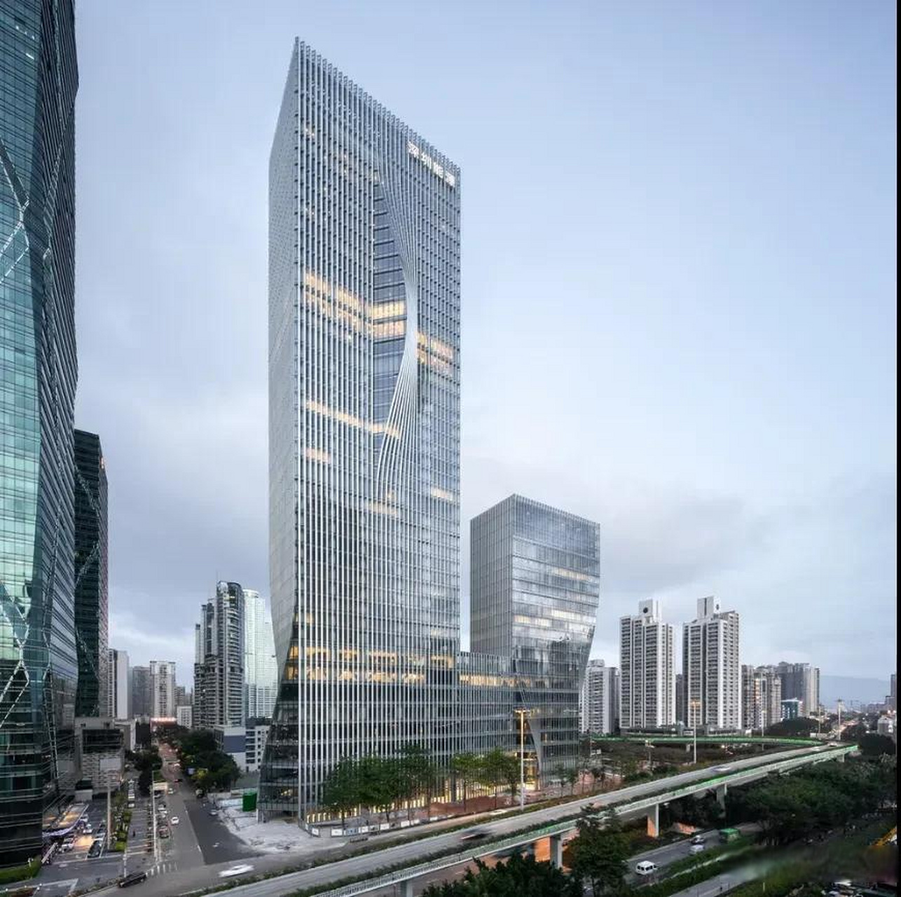 深圳能源大厦是深圳能源公司新总部,体量和高度是由中心区城市总体