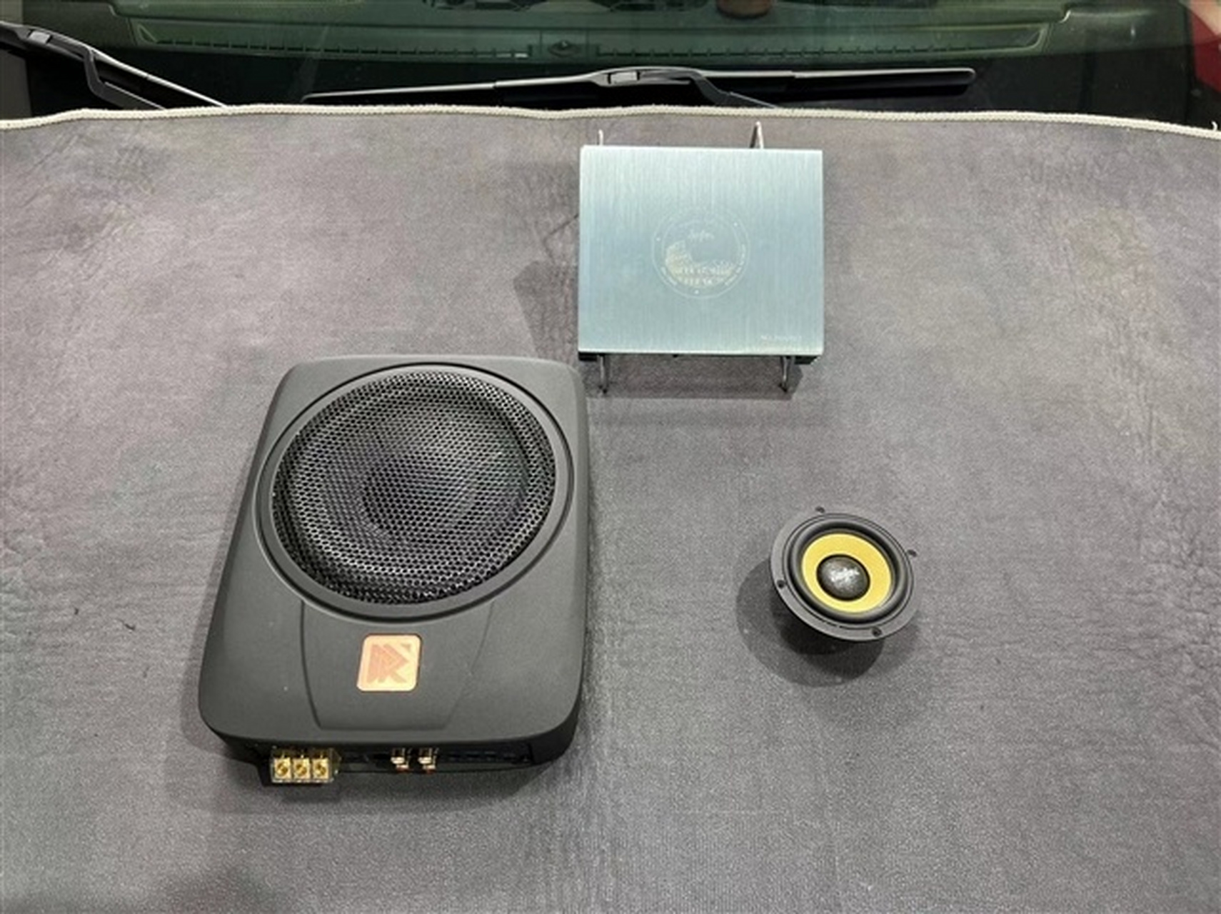 吉普自由光是一款强大而豪华的suv,然而原厂音响系统在音质和性能方面