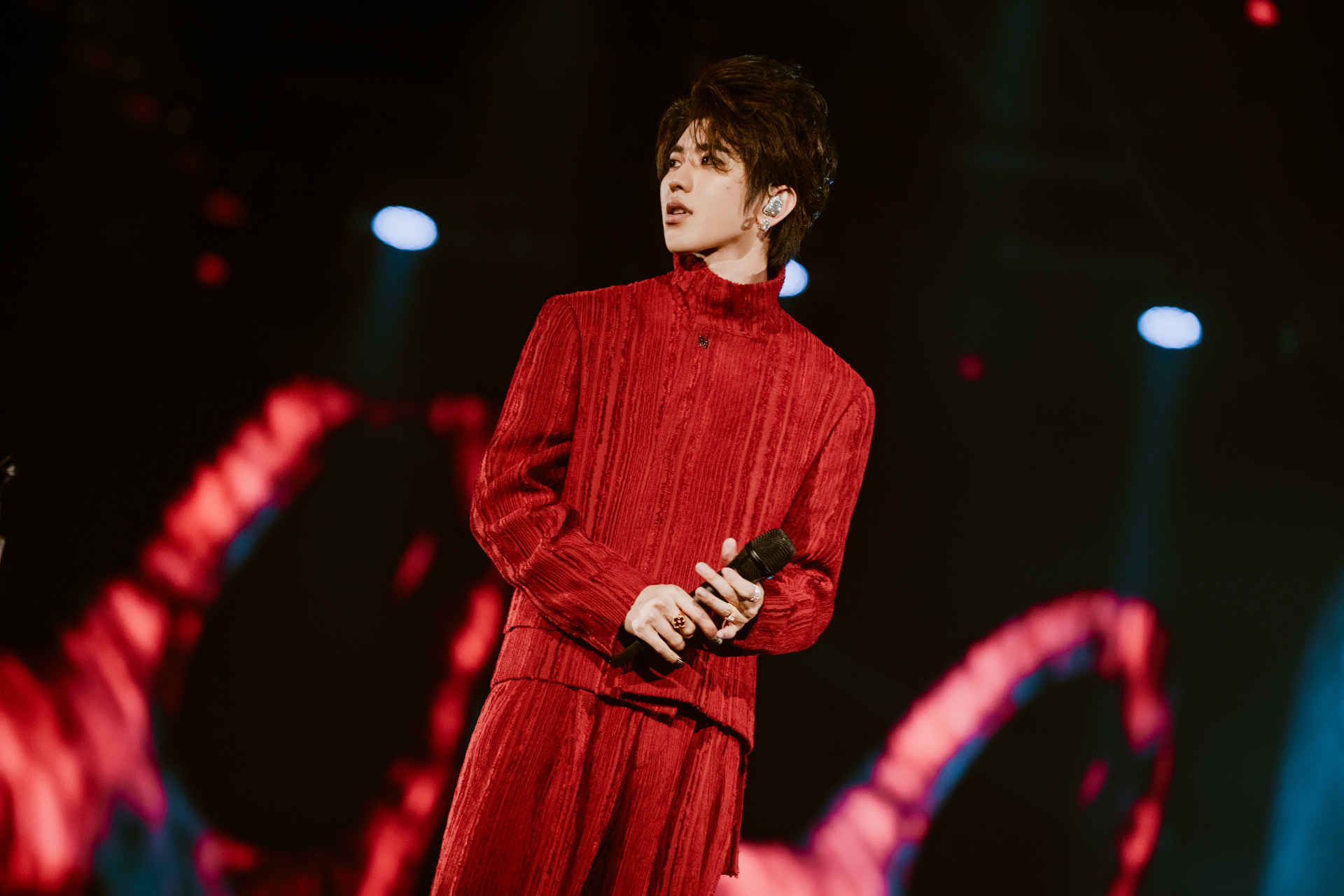 @蔡徐坤 一袭特别定制红色丝绒套装 ,热辣连唱,火力全开!舞台,从来是