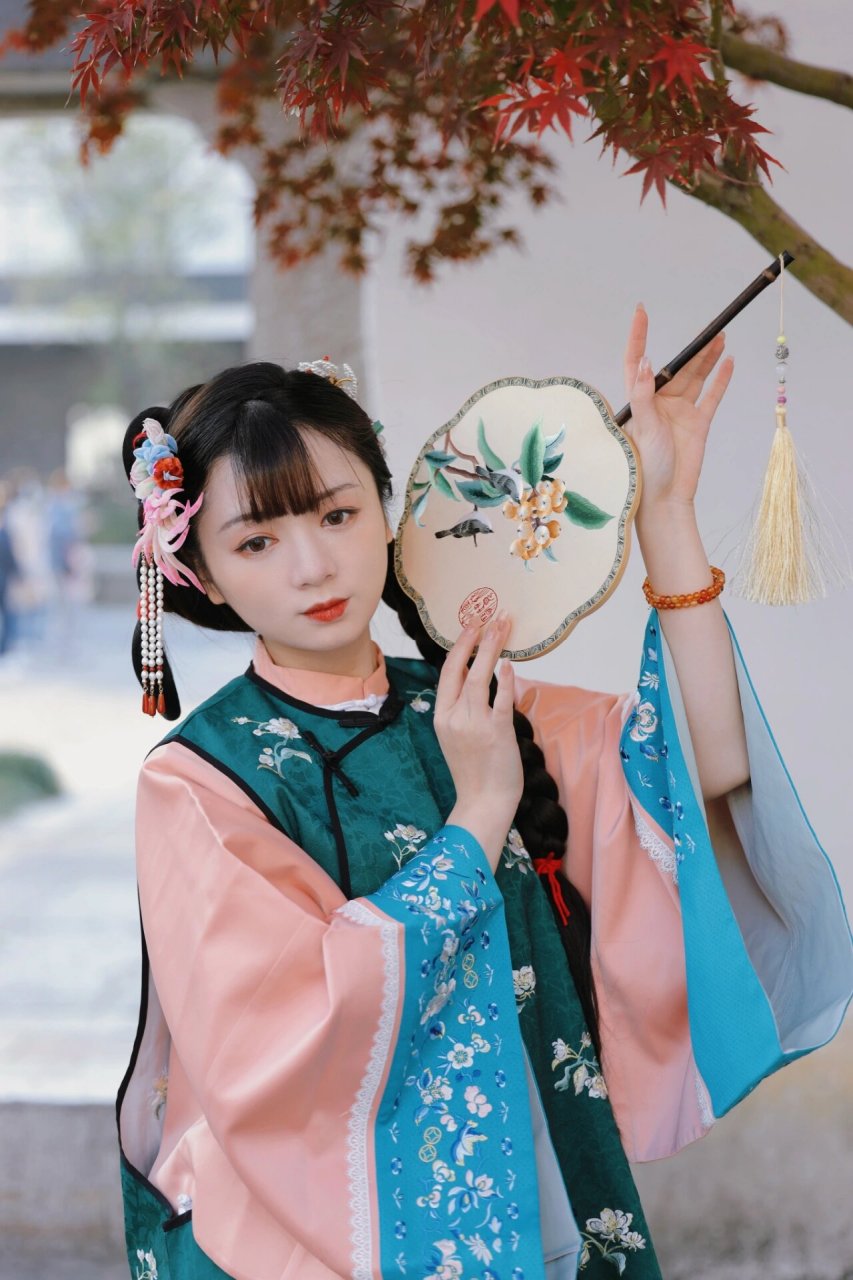 汉服基础姿势分享|团扇姿势|端庄篇 团扇是最常用的汉服道具之一了