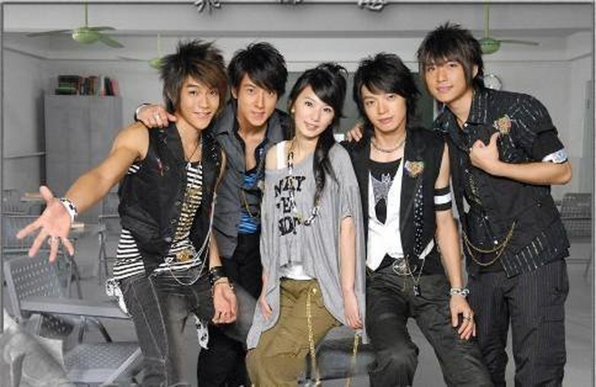 山东英才学院#英才点歌台# 无解的眼神心像海底针 光是猜测我食欲不振