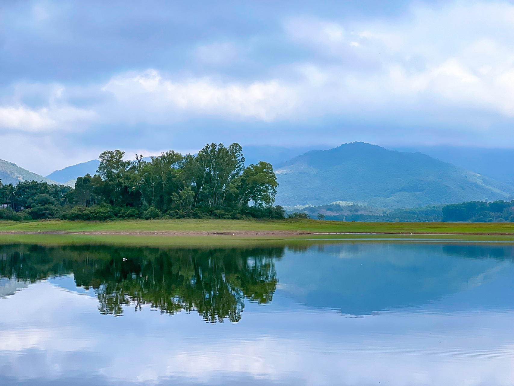 海南屯昌·木色湖 在海南屯昌县有一处绝美的山水画卷·木色湖它除了