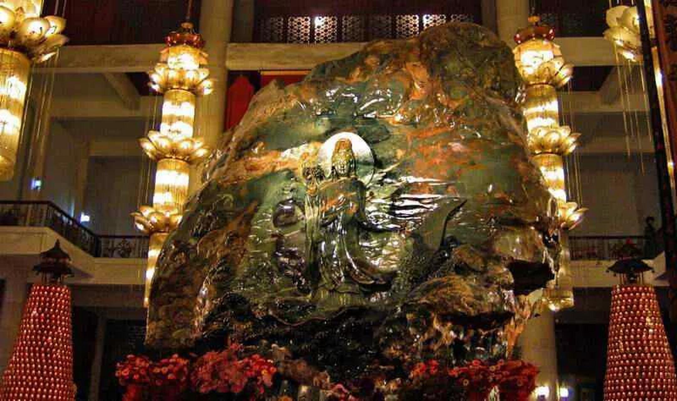 玉石王 1960年,岫岩发现一块巨大玉石,重260