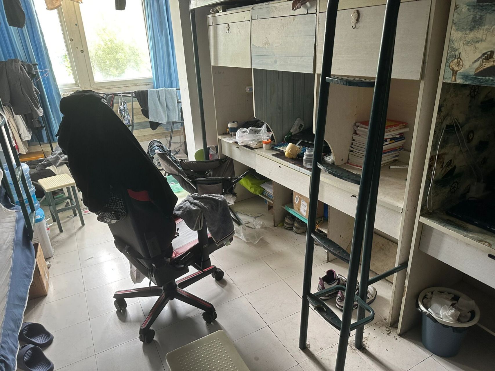 徐州工业职业技术学院宿舍 最真实的宿舍实拍 我们住的是六人上下铺