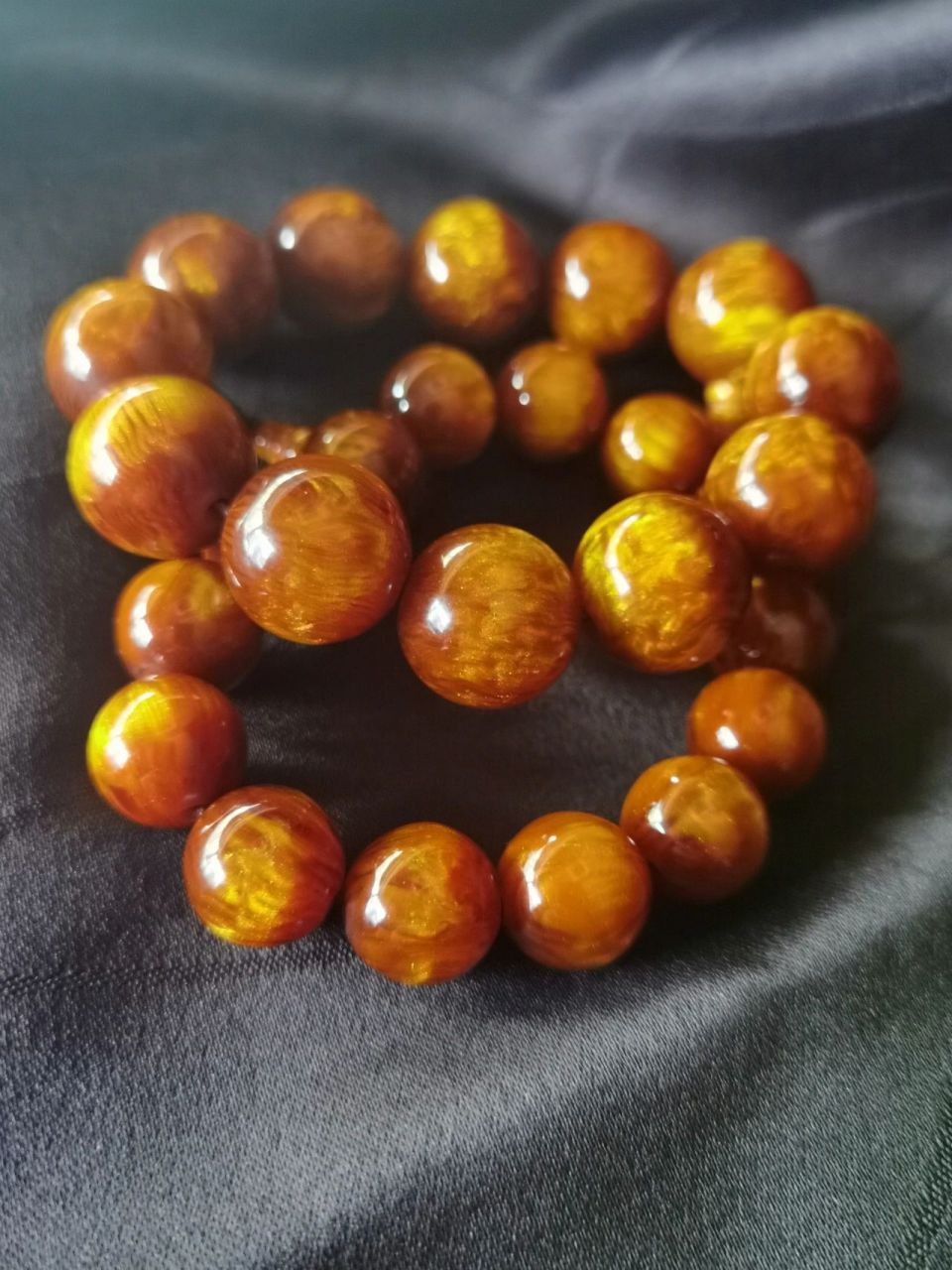 金丝海柳 年前入手的手串很是喜欢,没事的时候盘一盘,又润又亮颜色更