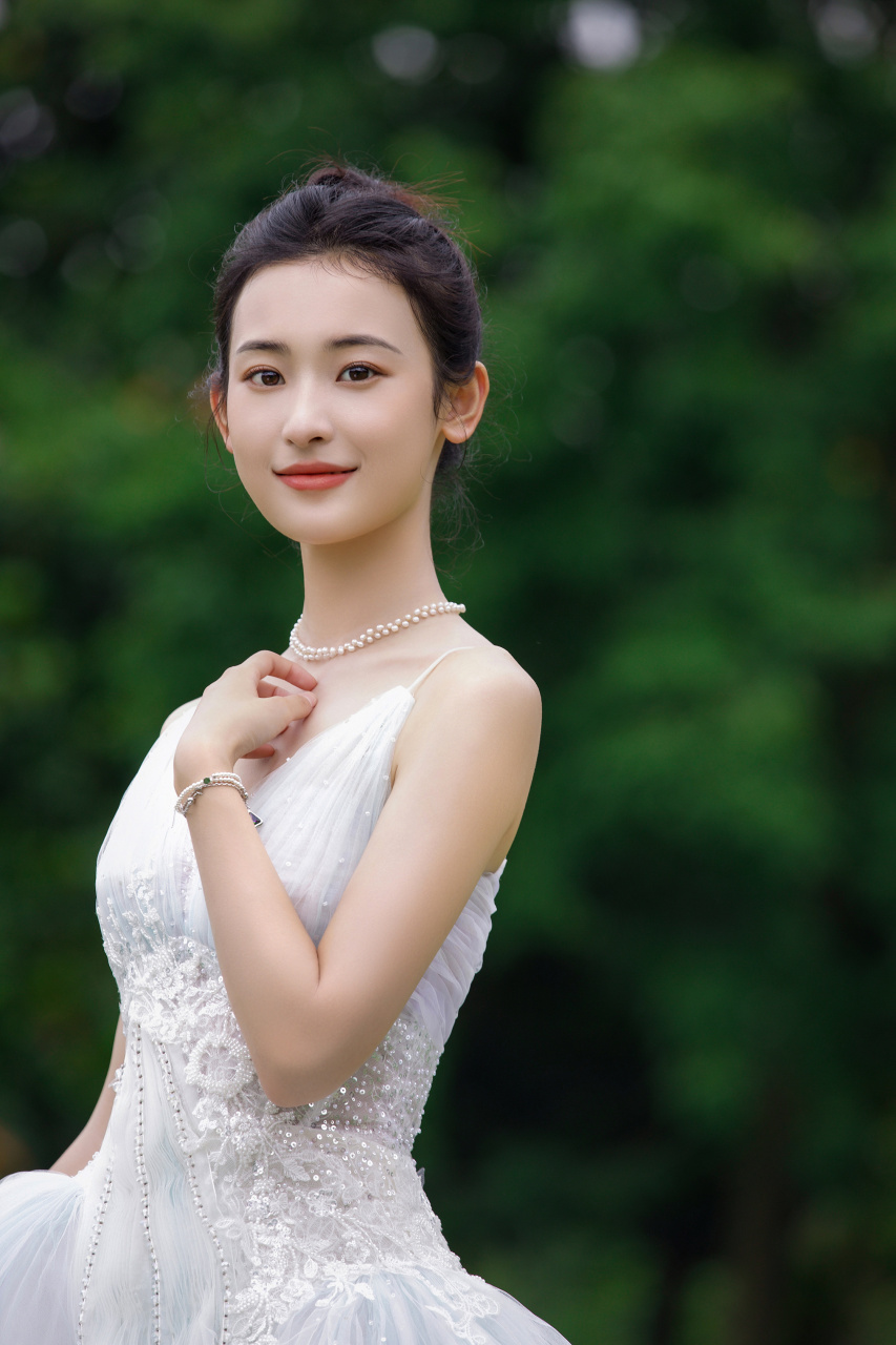 抖音电影奇遇夜# 捕捉到一只置身烂漫山野的小精灵@张祎瞳 ,灵动可爱