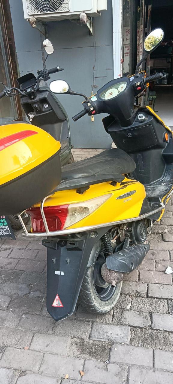 劲力125踏板摩托车,外观不错,不烧机油,浮力价799,看上的速度来秒
