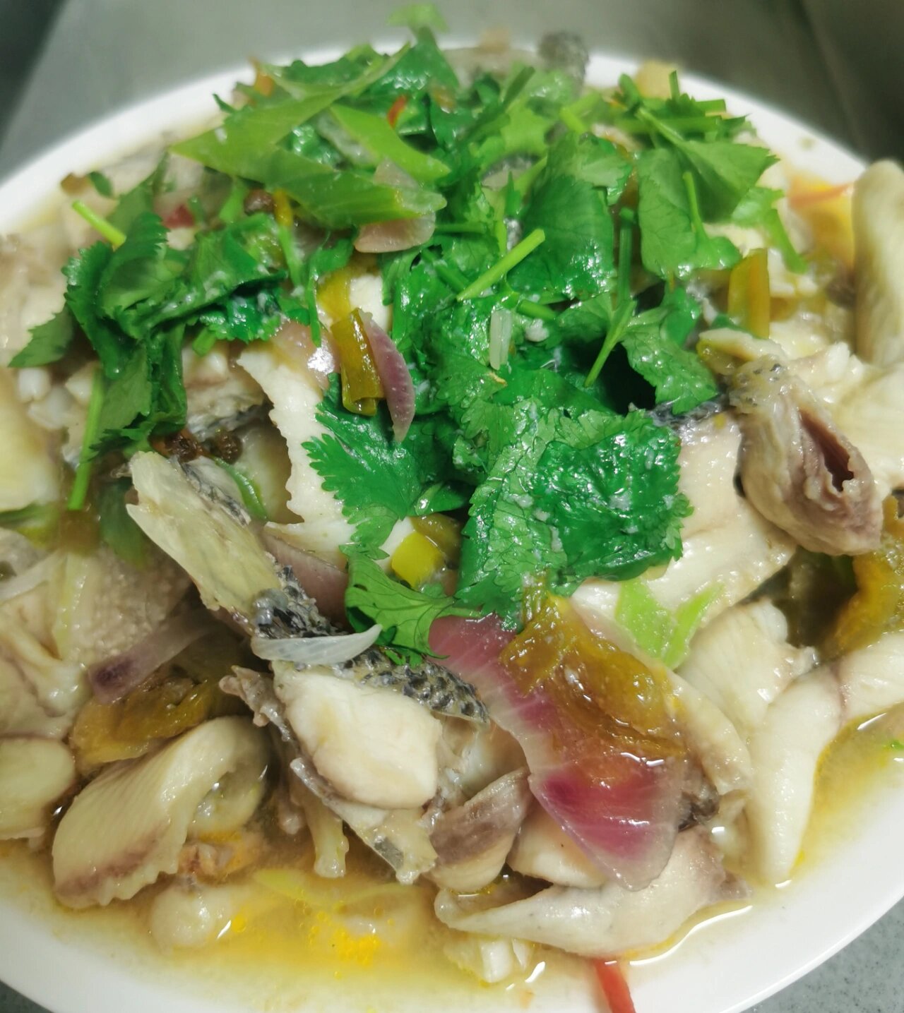 酸菜乌鱼片 1.乌鱼用清水加淀粉洗净沥干水分; 2.