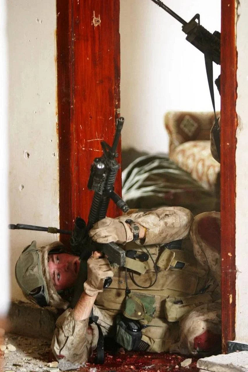 微博公开课# #趣聊军事圈# 费卢杰战役中被击伤的美军士兵