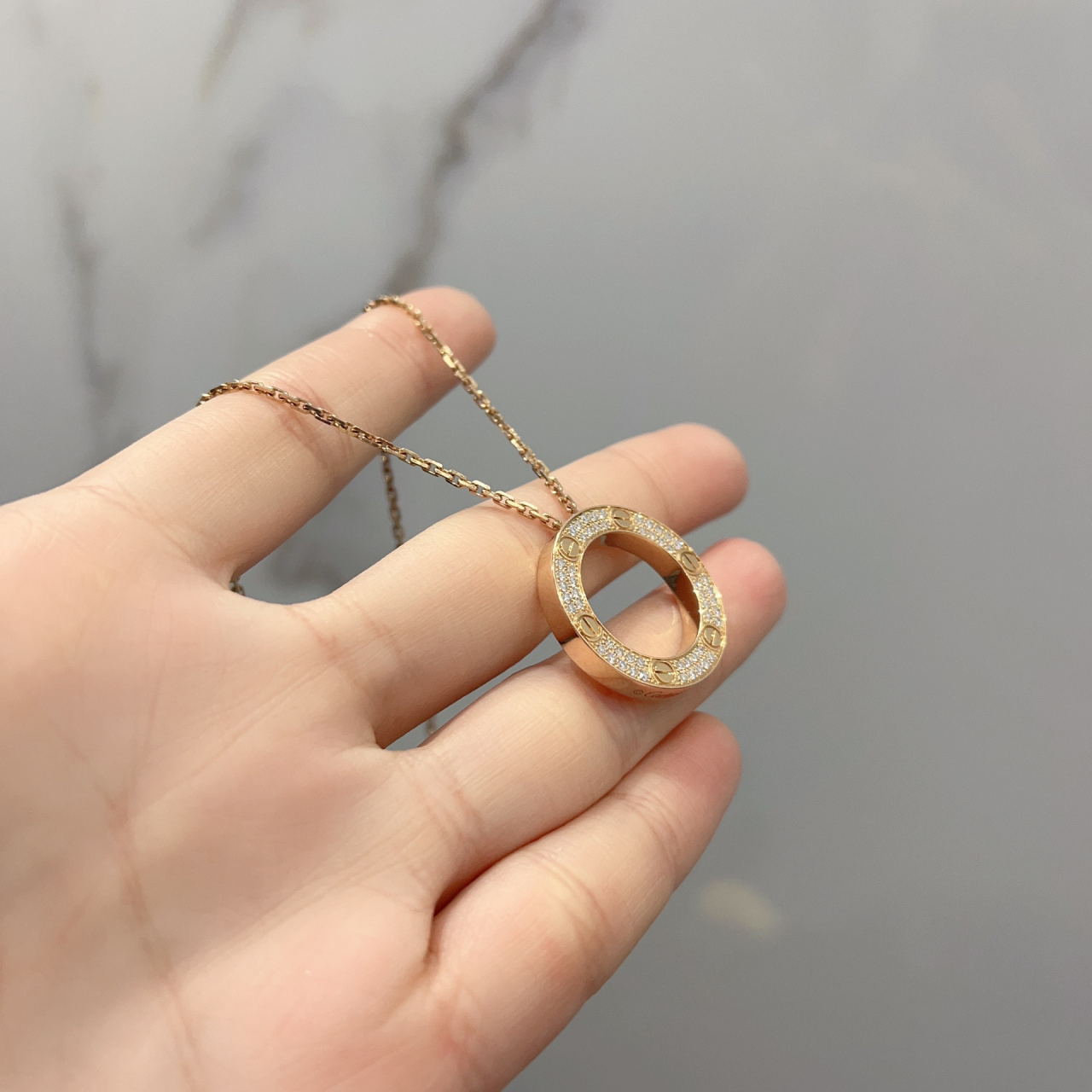 卡地亚玫瑰金满天星大圆饼项链来了 卡地亚玫瑰金满天星大圆饼项链,99