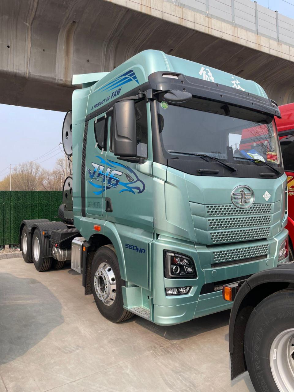 解放jh6潍柴560马力lng燃气牵引车马上到店了,2个1350l气罐,前后桥80