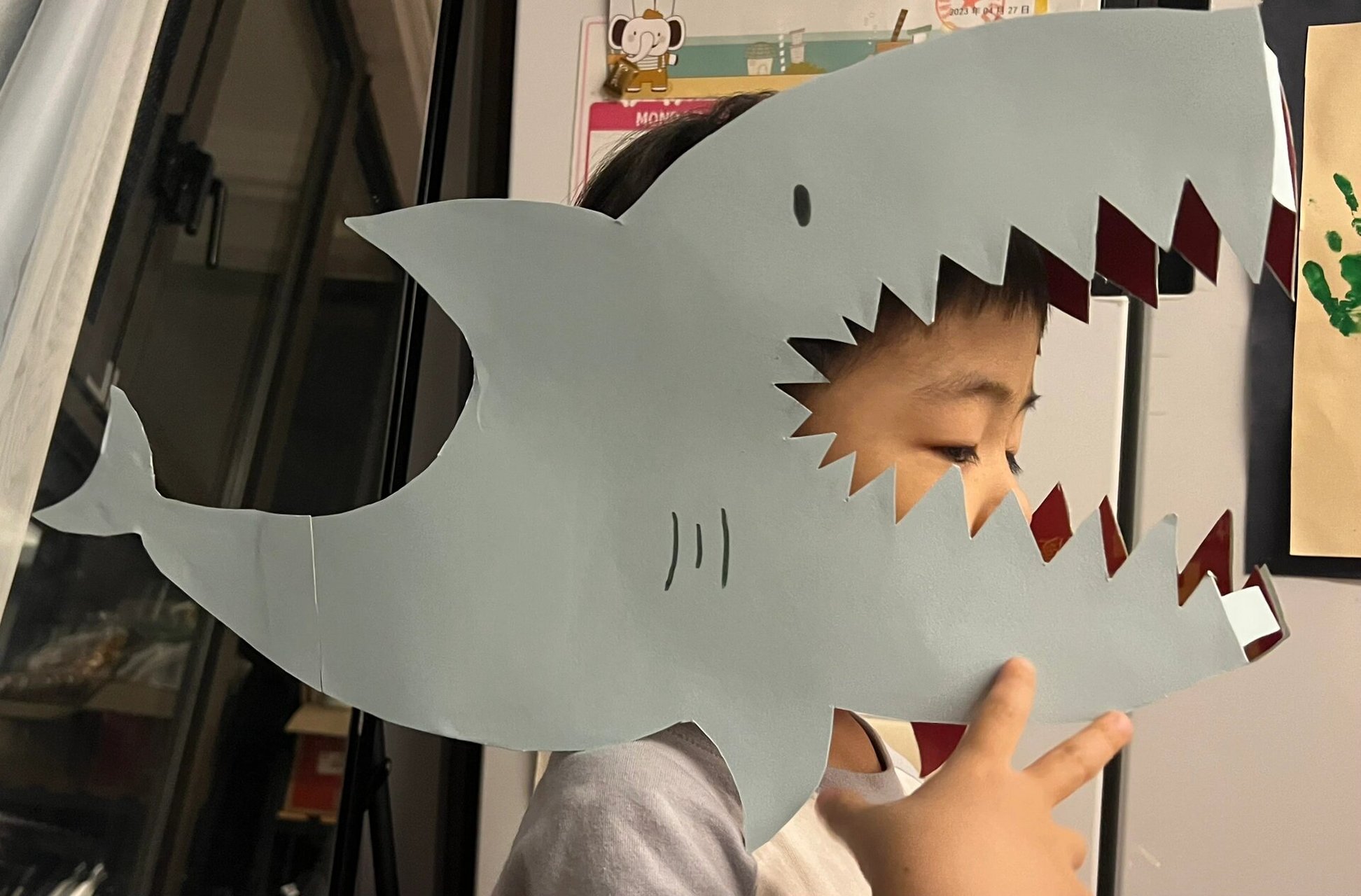 「鲨鱼头套」幼儿园手工初尝试 托班首次尝试手工作业 幼儿园的"快乐"