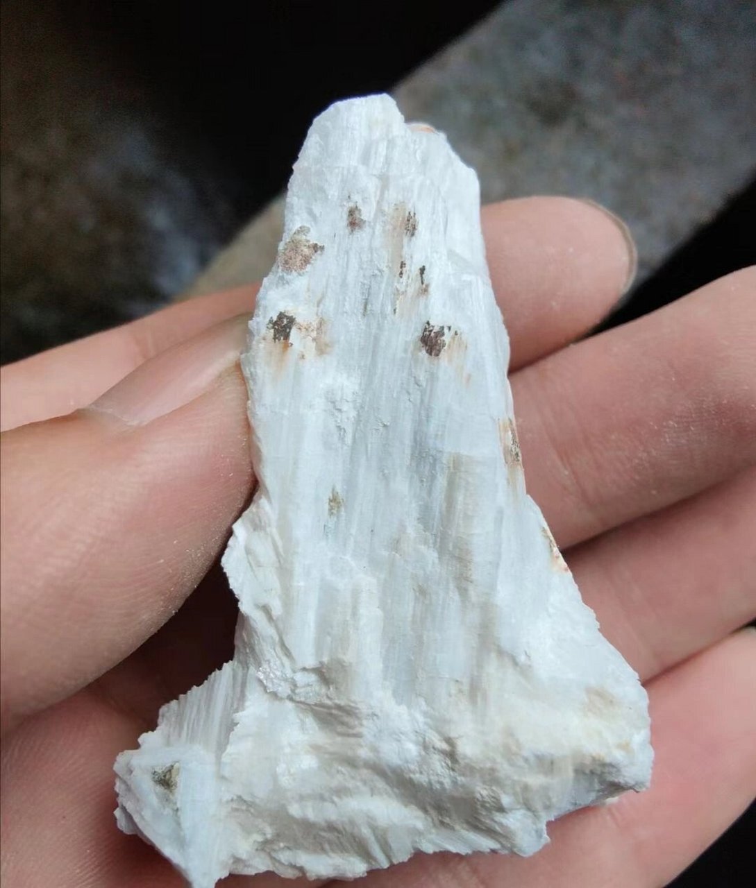 石(wollastonite)别名矽酸钙 主要成分ca3si3o9,属于单链硅酸盐矿物