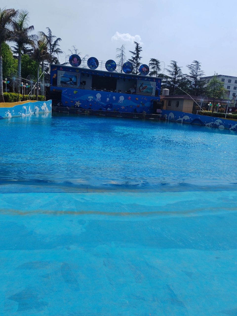昆明汤海温泉水上乐园位于云南省昆明市宜良县阳宗海风景名胜区汤池镇