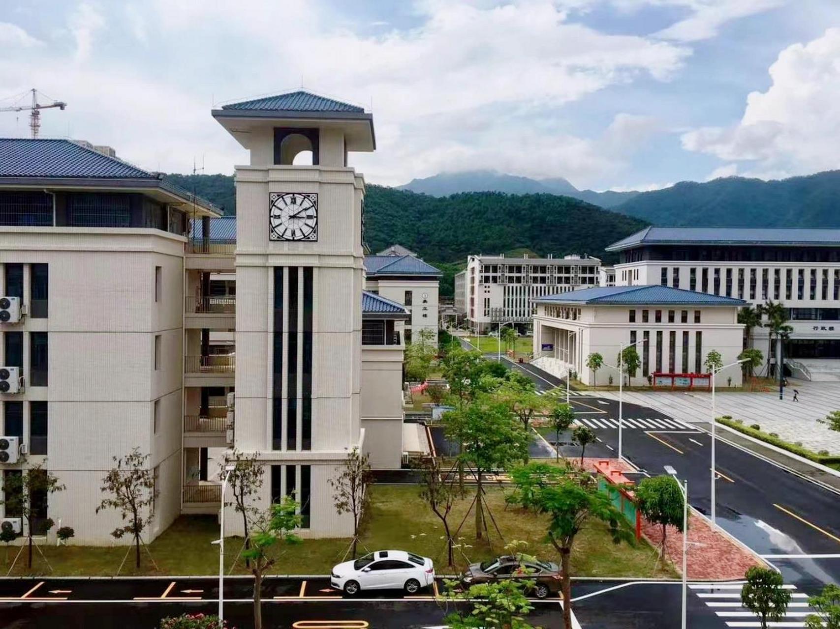 高要校区作为广东理工学院的主校区 是以前建下的环境虽大但是环境算