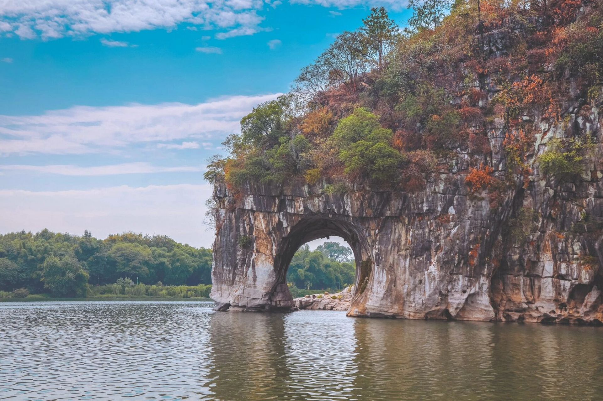 象鼻山公园游玩攻略 97象鼻山位于象山景区内,是桂林山水象征,象鼻