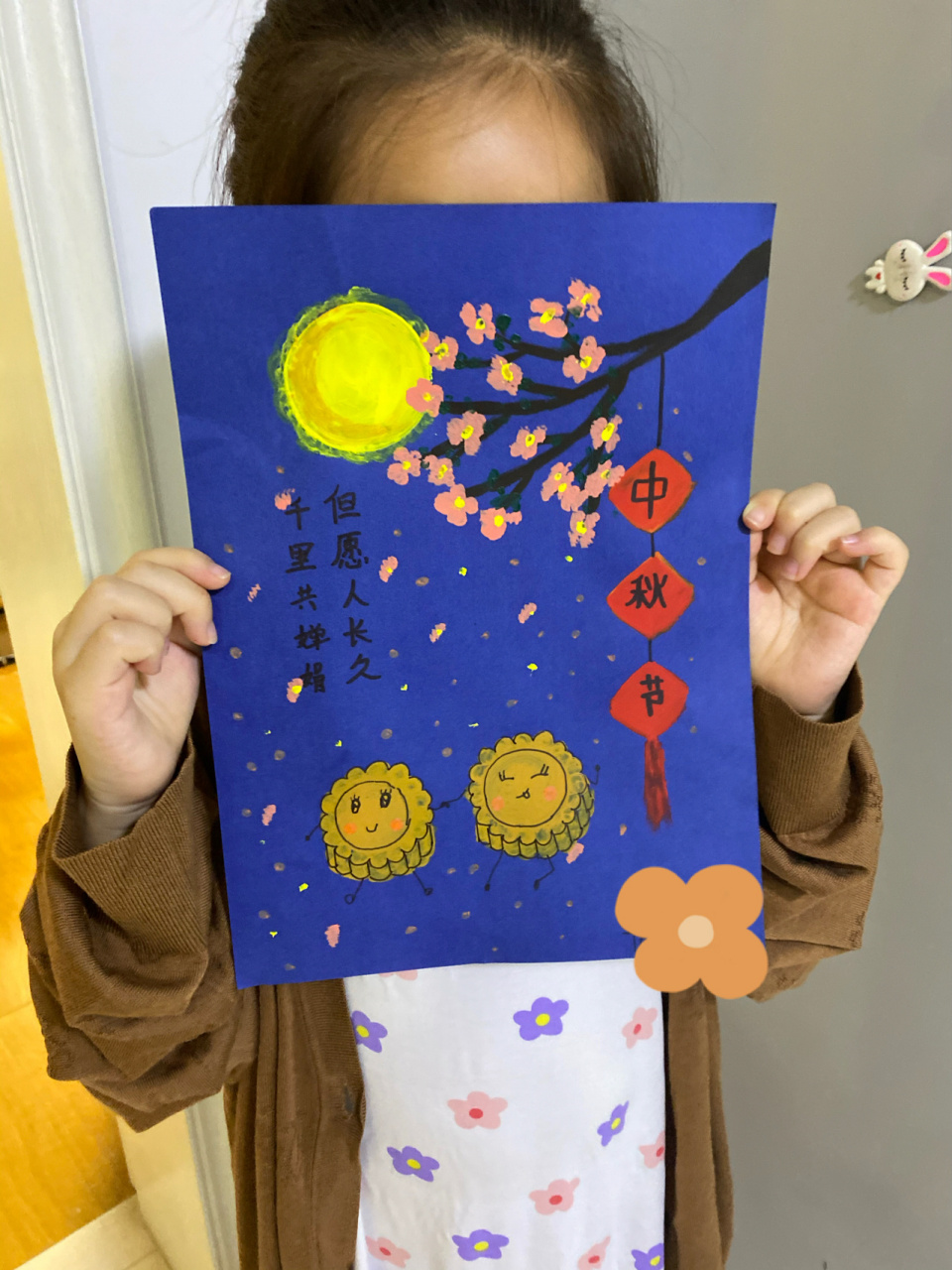 一年级中秋节绘画作品,协助孩子完成 用了蓝色卡纸,用棉签代替画笔,7