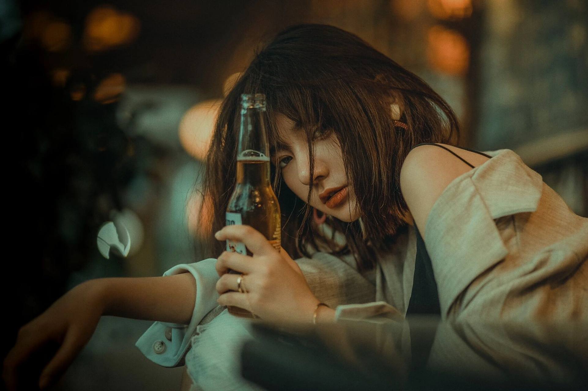 ps修图| 伤感的美女,有酒有故事 只修美女投稿免费修图 感谢不愿透露