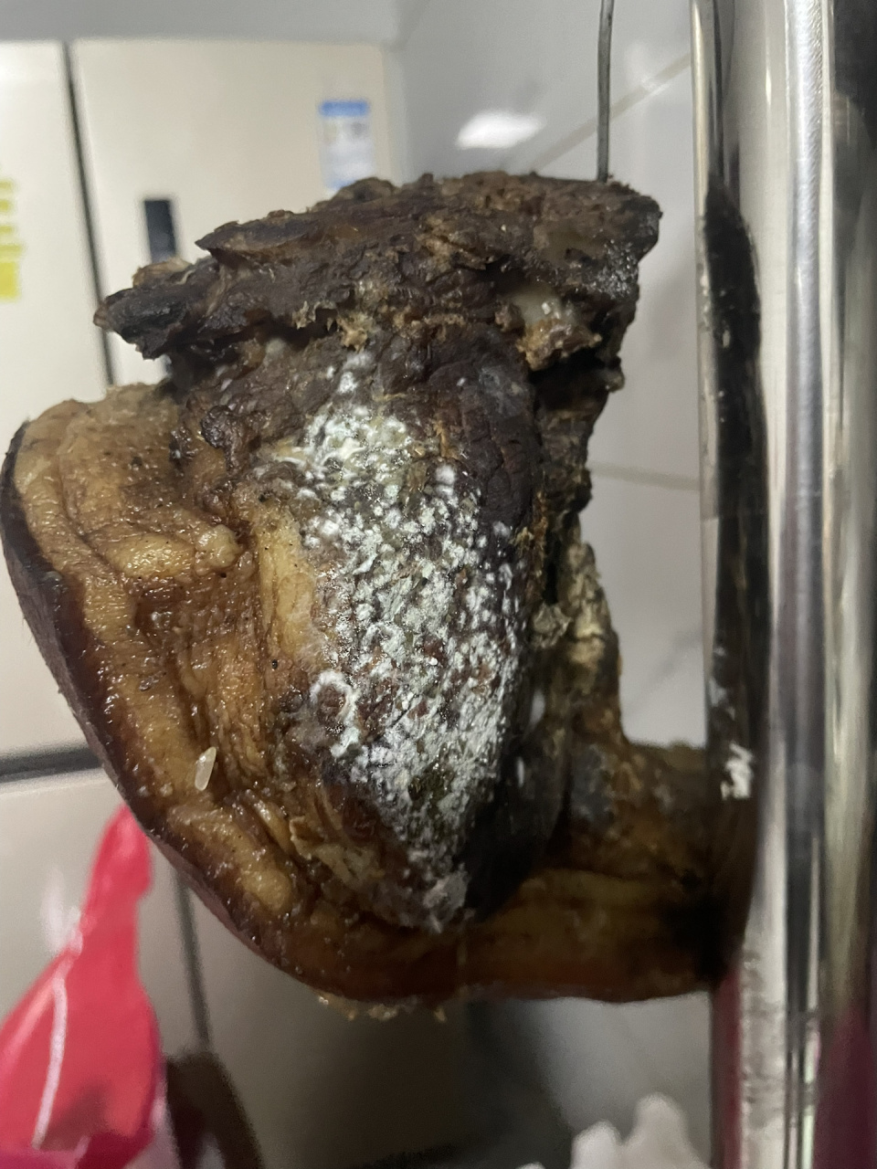 腊肉发霉了,怎么办 腊肉发霉是不是不能吃了啊!感觉好可惜啊!